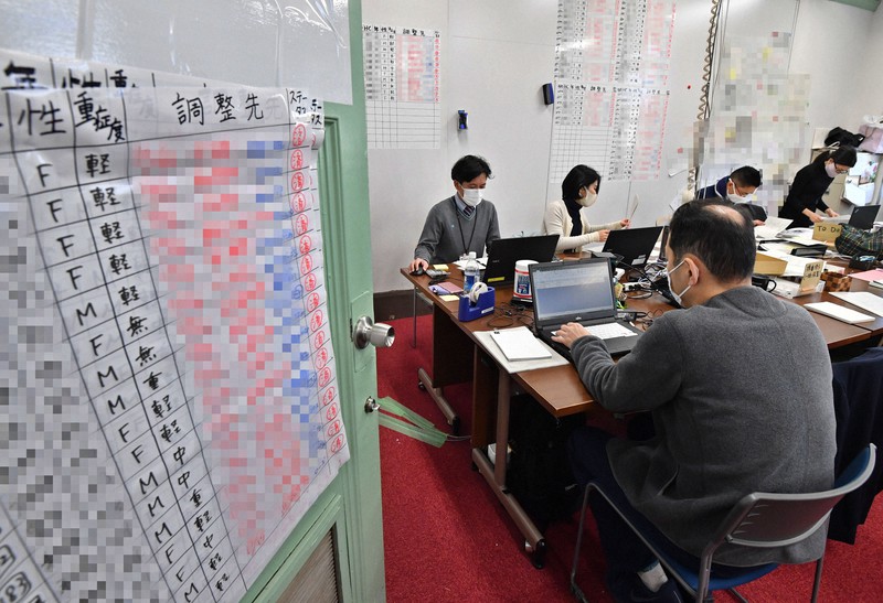 大みそかも新型コロナウイルスの陽性者の対応に追われる大阪府入院フォローアップセンター=大阪市中央区で2020年12月31日午後2時半、木葉健二撮影(画像の一部を加工しています)