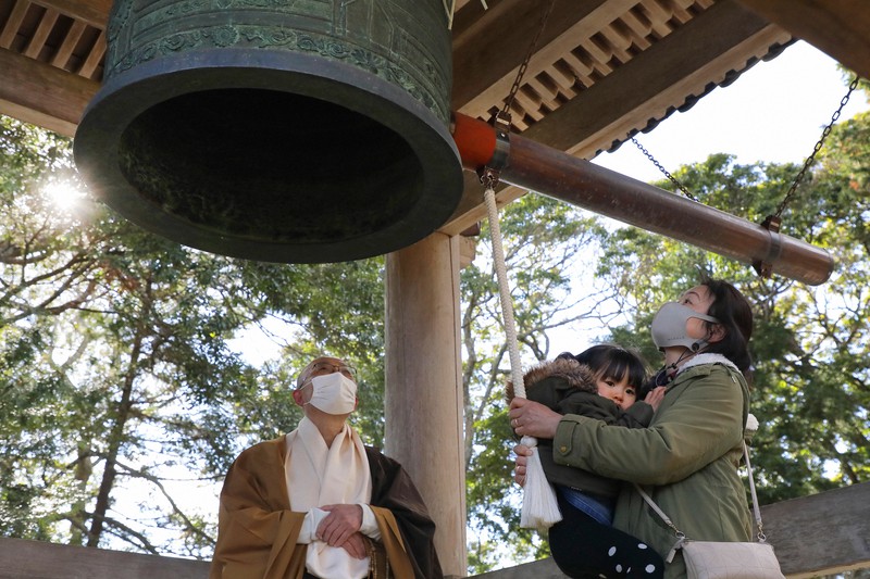大聖寺で昼間に「除夜の鐘」を突く女性=福島県浪江町で2020年12月31日午後0時半、和田大典撮影