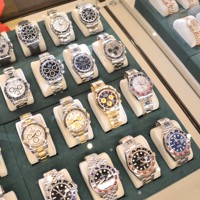 販売が好調な高級時計＝福岡市中央区の「ジェムキャッスルゆきざき」で2020年12月25日午前11時19分、久野洋撮影