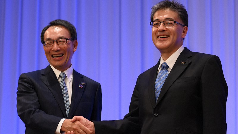 社長交代の記者会見後、握手するパナソニックの津賀一宏社長(左)と次期社長の楠見雄規氏=大阪市中央区で2020年11月13日、久保玲撮影