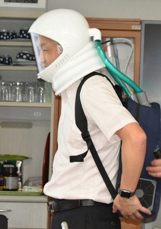フルフェースヘルメット型のマスクをかぶった群馬大大学院の橋本誠司教授=群馬県桐生市天神町の群馬大桐生キャンパスで2020年7月、大澤孝二撮影