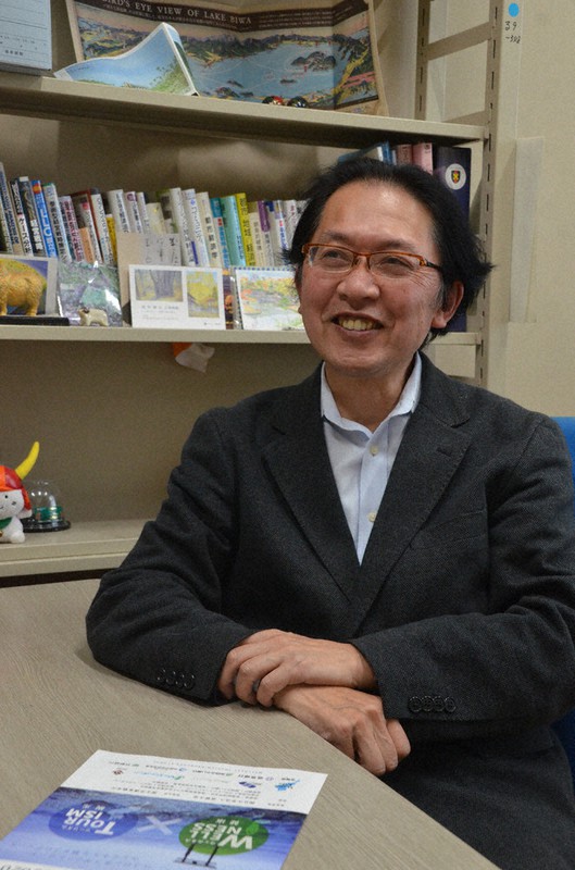 インタビューに答える石井良一教授=滋賀県彦根市馬場1の滋賀大で2020年12月11日午後2時24分、伊藤信司撮影