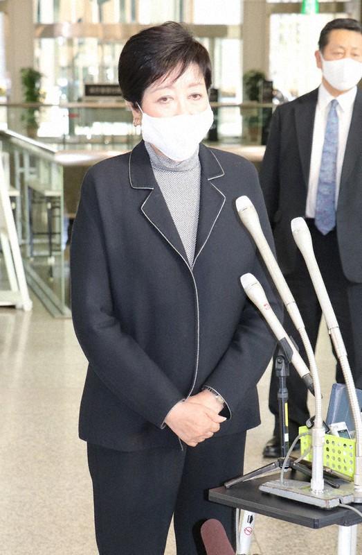 報道陣の取材に応じる小池百合子都知事=都庁で31日午後2時37分、古関俊樹撮影