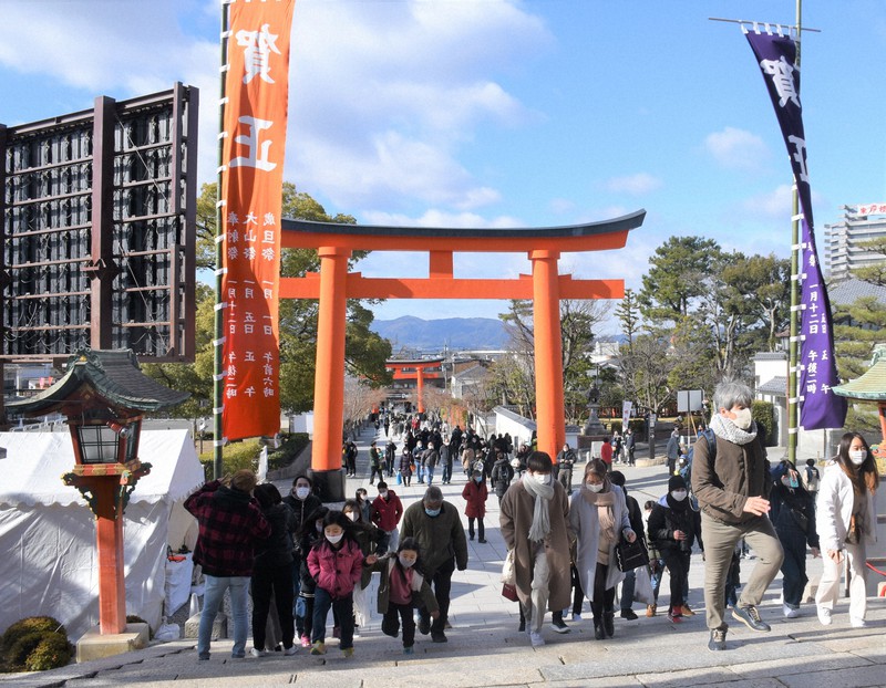 マスクをしながら初詣に訪れる人=京都市伏見区の伏見稲荷大社で2021年1月1日午前11時4分、添島香苗撮影