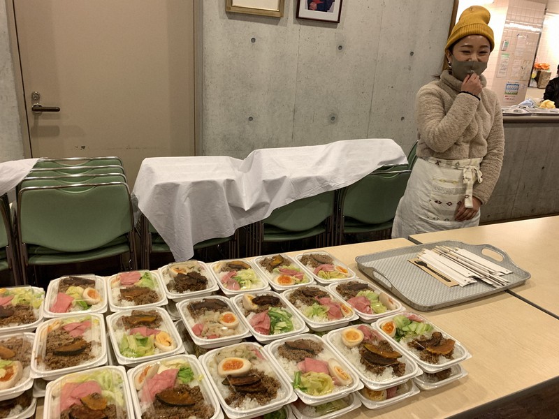 「年越し大人食堂2021」では、温かい手作り弁当が提供された=東京都千代田区の聖イグナチオ教会で2021年1月1日、國枝すみれ撮影