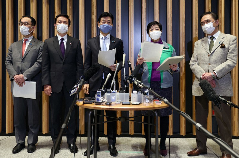 面会後、取材に応じる(左から)大野元裕埼玉県知事、森田健作千葉県知事、西村康稔経済再生担当相、小池百合子東京都知事、黒岩祐治神奈川県知事=東京都千代田区で2021年1月2日午後6時43分、小川昌宏撮影