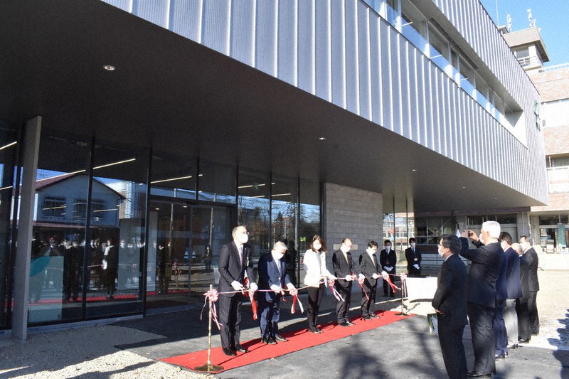 新庁舎の落成式でテープカットする関係者=北海道芽室町で2020年12月27日、鈴木斉撮影