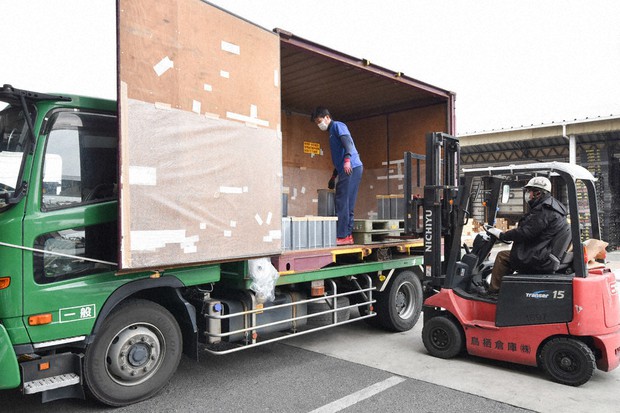 つながる九州 山口 物流拠点 鳥栖活況 jctで効率的な輸送 トラック 1日2万台出入り 佐賀 毎日新聞