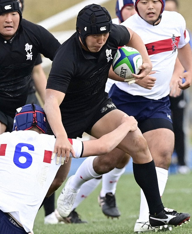 【御所実-東海大相模】前半、御所実の平井がタックルを振り切り突進=藤井達也撮影