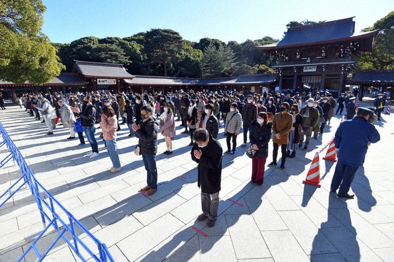 明治神宮に初詣に訪れ、距離を取って手を合わせる参拝客ら=東京都渋谷区で2021年1月1日、北山夏帆撮影