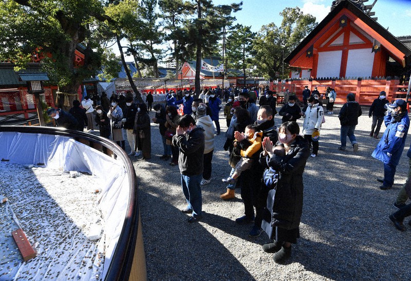 分散参拝が呼びかけられ、初詣の参拝者が少ない住吉大社=大阪市住吉区で、北村隆夫撮影