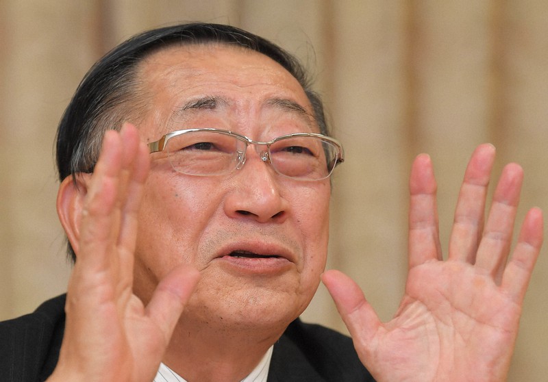 インタビューで質問に答えるJR九州の青柳俊彦社長=福岡市博多区で2020年12月16日、須賀川理撮影