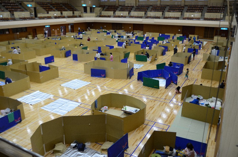 九州豪雨被災時、感染防止対策で間隔が保たれた八代市総合体育館の避難所=熊本県八代市で2020年7月7日午後4時40分、井上元宏撮影