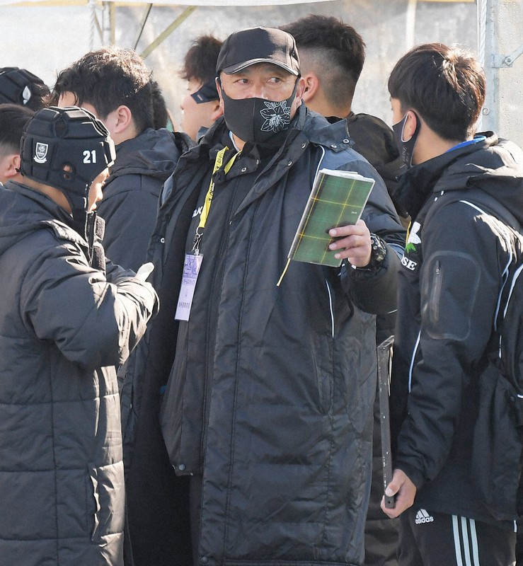 第100回全国高校ラグビー大会で、国学院栃木との2回戦で指示を出す御所実の竹田寛行監督(中央)=東大阪市花園ラグビー場で2020年12月30日、津村豊和撮影