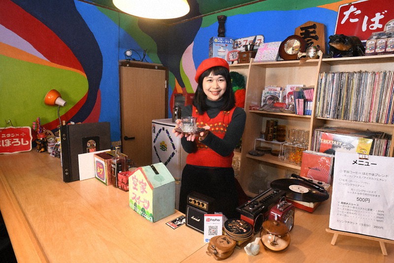 菅沼朋香さんが空き家の一部屋を改装した「ニュー喫茶 幻」の店内=埼玉県鳩山町で2020年12月10日、仲村隆撮影