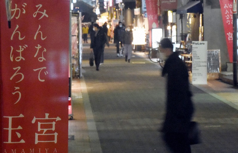 通りの人は足早に通りすぎる=岐阜市玉宮町で2020年12月17日、大竹禎之撮影
