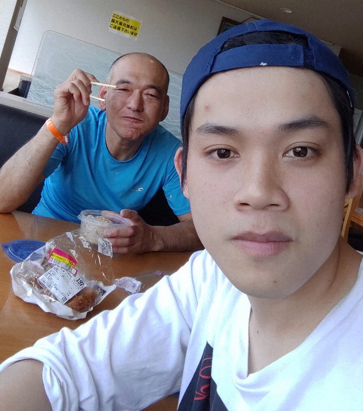 2019年6月、温泉に行った際のチョンさん(手前)と川崎さん。2人は親子と間違われることもあったという=川崎さん提供