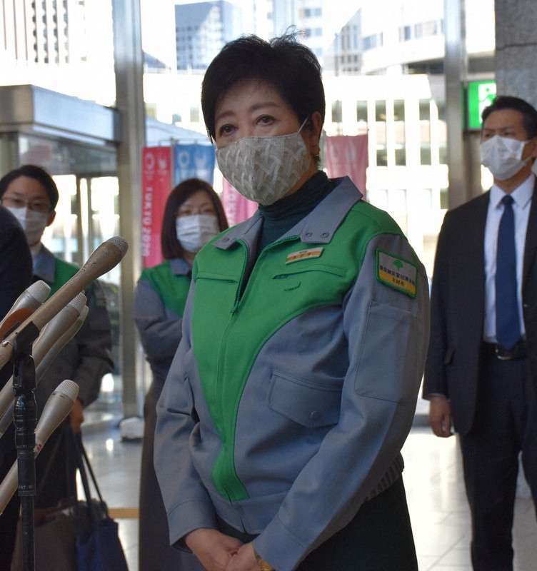 報道陣の取材に応じる小池百合子東京都知事=都庁で2021年1月4日午後0時24分、斎川瞳撮影