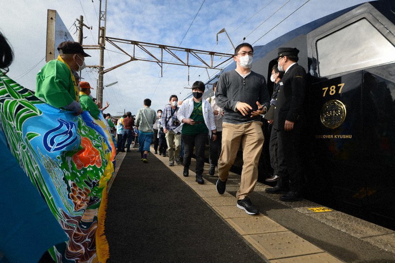ホームに停車した「36ぷらす3」の乗客や出迎えの住民らでにぎわう牛ノ浜駅=鹿児島県阿久根市で2020年11月19日午後2時28分、菅野蘭撮影