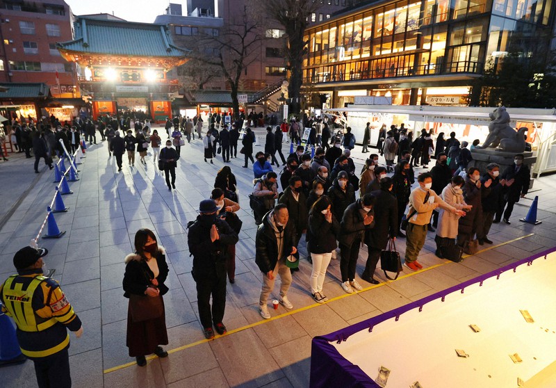 初詣に神田明神を訪れた人たち。例年は仕事始めにスーツ姿のビジネスマンらでにぎわうが、新型コロナウイルスの影響で人出は少ない=東京都千代田区で2021年1月4日午後4時58分、佐々木順一撮影