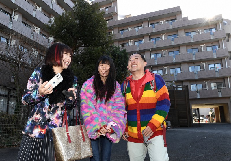 閉鎖されて解体が進むシェアハウス「ソーシャルレジデンス蒲田」を久しぶりに訪れ、思い出を語る(左から)浜守栄子さん、大槻紋美さん、のぶきさん=東京都大田区で2020年12月20日、竹内紀臣撮影