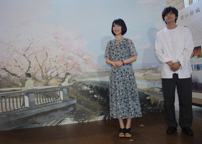原作小説カバーのパネル前で映画「君の膵臓をたべたい」をPRする浜辺美波さん(左)と北村匠海さん=2017年6月13日、岸川弘明撮影