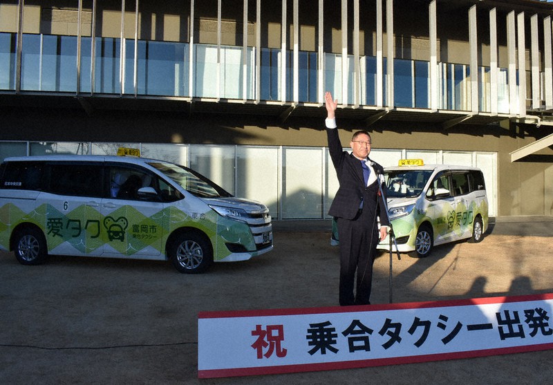 富岡市のデマンド型乗り合いタクシー「愛タク」の運行開始を告げる榎本義法市長=群馬県富岡市富岡で2021年1月4日午前7時59分、鈴木敦子撮影