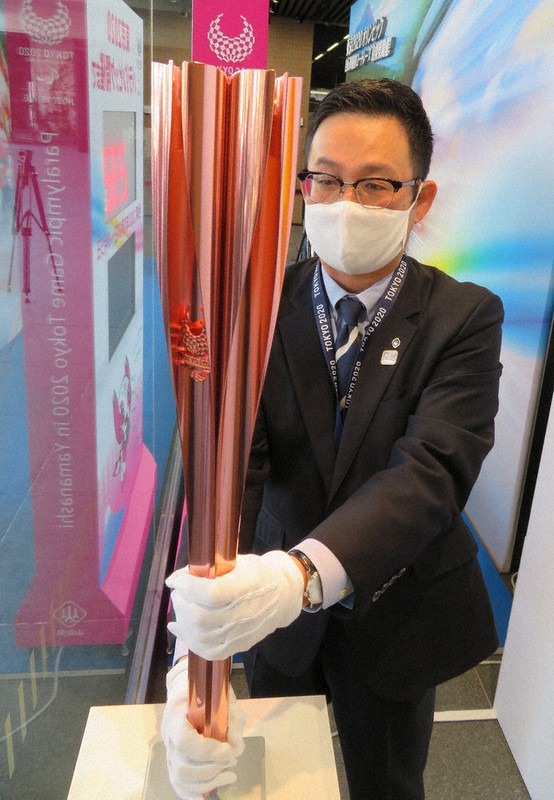 県防災新館1階のやまなしプラザに展示された東京パラリンピック聖火リレートーチ=甲府市で2021年1月4日、梅田啓祐撮影