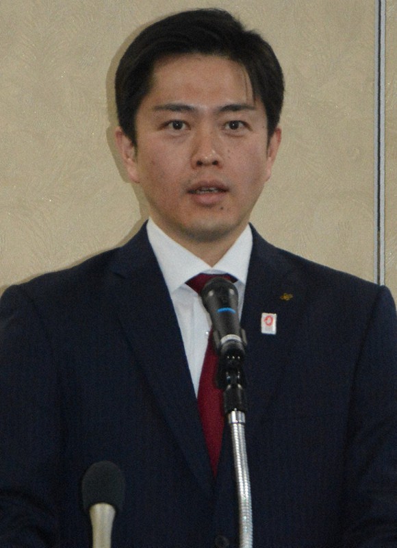 庁内放送を通じて大阪府庁職員に年頭のあいさつをする吉村洋文知事=大阪市中央区の大阪府庁で、石川将来撮影