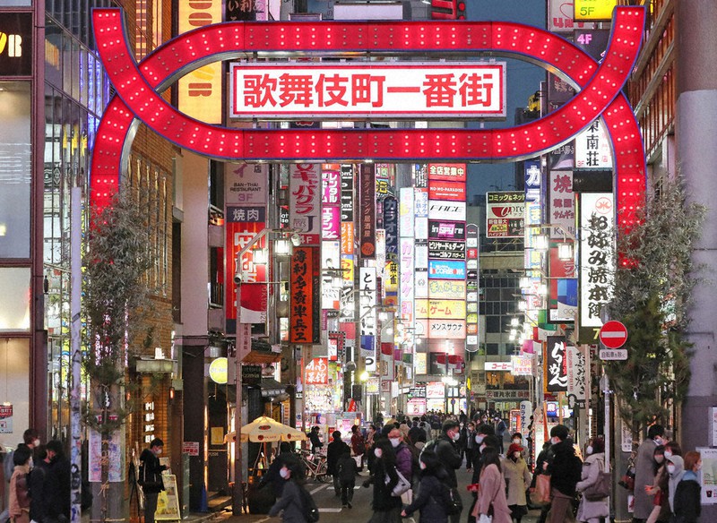 政府が1都3県に緊急事態宣言発令の検討を表明した4日、マスク姿の人たちが行き交う新宿・歌舞伎町=東京都新宿区で4日午後4時57分、長谷川直亮撮影