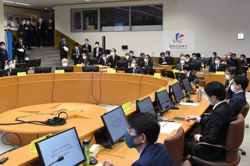 関西の知事らが集まり開かれた関西広域連合の新型コロナウイルス対策本部会議=神戸市中央区で2021年1月5日午後4時8分、韓光勲撮影