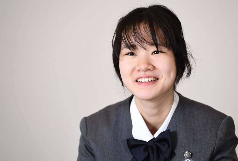 インタビューに答える高校生作家の鈴木るりかさん=東京都千代田区で2020年12月28日、西夏生撮影