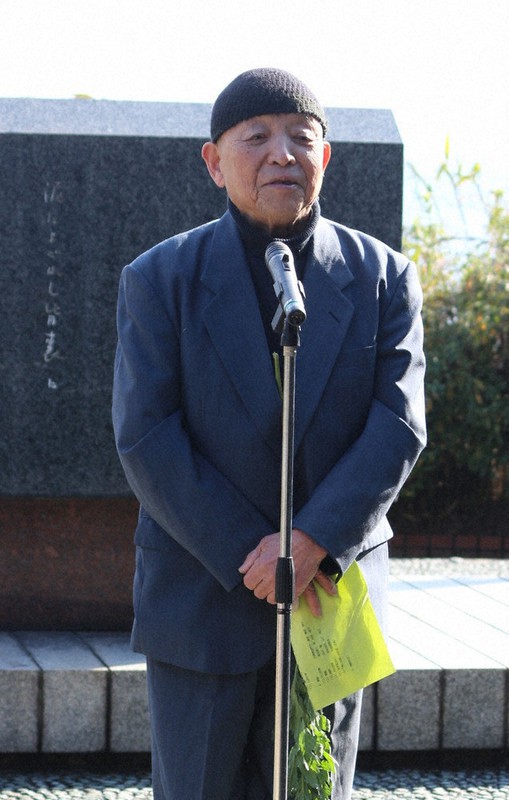 火野葦平の命日を前にした2019年1月20日、若松区の高塔山で開かれた「葦平忌」であいさつする玉井史太郎さん