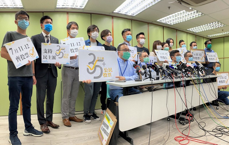 立法会(議会)議員選の予備選を前に、投票を呼びかける記者会見を開いた民主派の政治家ら。過半数の議席獲得を目標に掲げた=香港中心部で2020年7月9日午後4時35分、福岡静哉撮影