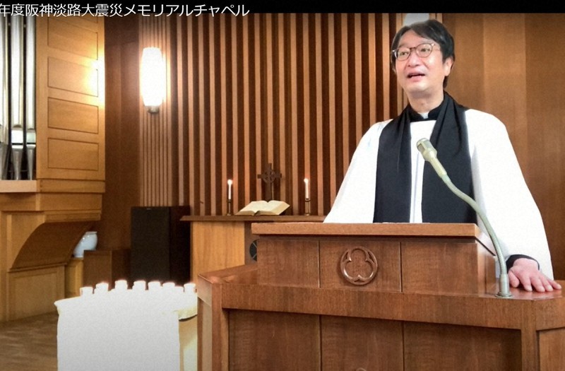 動画で被災体験を語る打樋啓史宗教主事=関西学院大提供