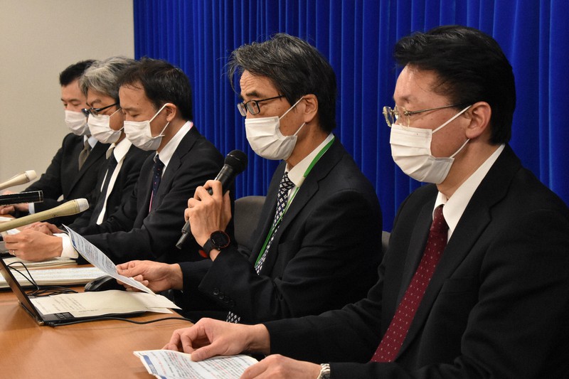 新型コロナウイルス感染症対策を助言する厚生労働省の専門家組織「アドバイザリーボード」の会合後の記者会見で、感染状況の評価分析について説明する座長の脇田隆字・国立感染症研究所長(右から2人目)ら=東京都千代田区で2021年1月6日午後1時13分、矢澤秀範撮影
