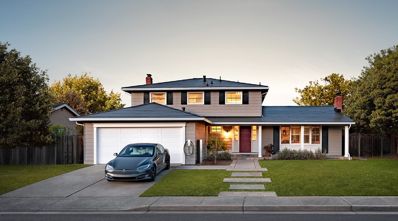 テスラが提供する住宅用ソーラールーフとモデルS(同社提供)