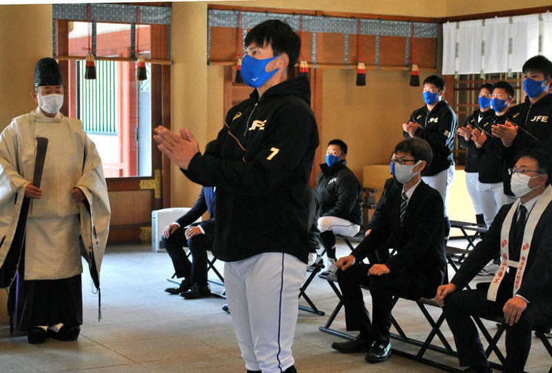 必勝祈願する岡将吾主将(中央)ら=広島県福山市北吉津町1の福山八幡宮で、関東晋慈撮影
