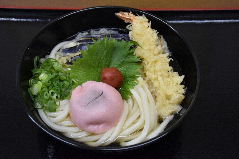 赤いあん餅と梅、えび天が入った年明けうどん=香川県土庄町で2020年12月24日午前11時29分、喜田奈那撮影