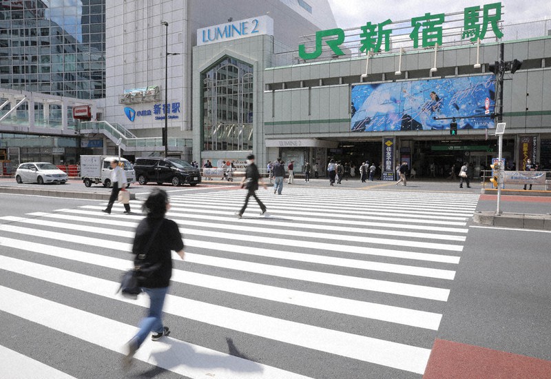閑散とする新宿駅前=2020年5月24日、宮武祐希撮影