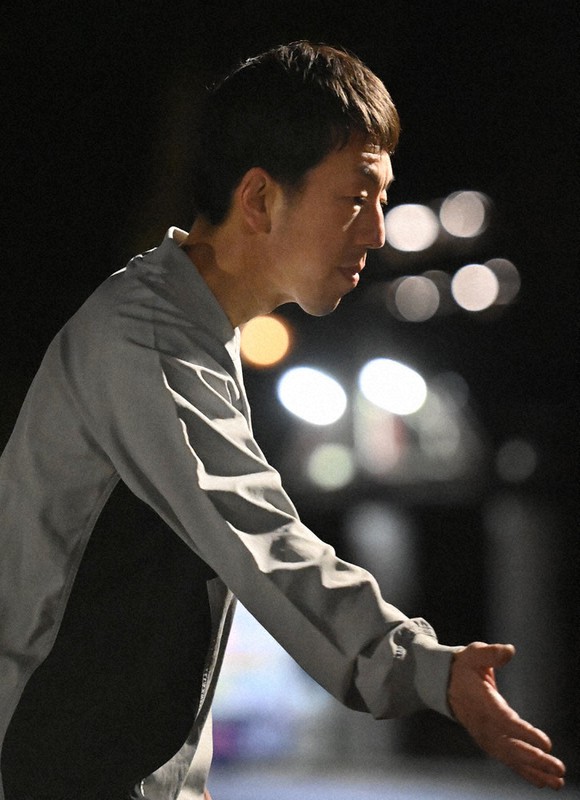 夜の公園で試合をイメージしながら体を動かす加藤真也さん=京都市右京区で2021年1月4日、猪飼健史撮影