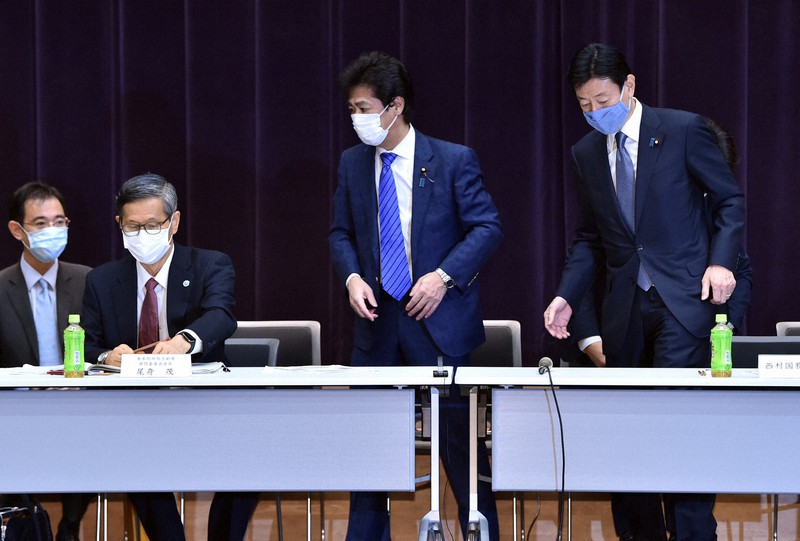 基本的対処方針等諮問委員会に臨む(右から)西村康稔経済再生担当相、田村憲久厚生労働相、尾身茂会長=東京都千代田区で2021年1月7日午前9時31分、滝川大貴撮影