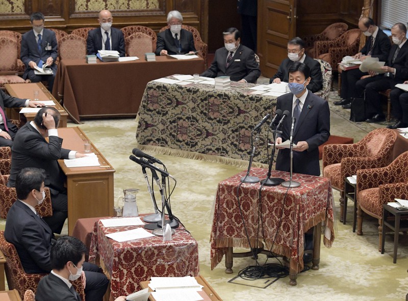 衆院議院運営委員会で「緊急事態宣言」の再発令について説明する西村康稔経済再生担当相(手前右)=国会内で2021年1月7日午後3時2分、竹内幹撮影