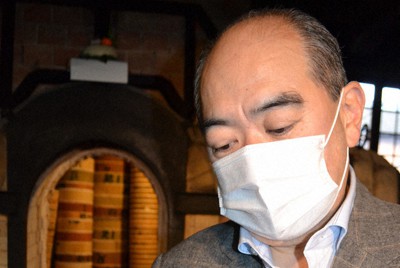 本窯から取り出した香炉を手に釉薬（ゆうやく）が「トロっと柔らかく溶けているか」確かめる１４代今泉今右衛門さん＝佐賀県有田町で2020年１月６日午前９時、峰下喜之撮影