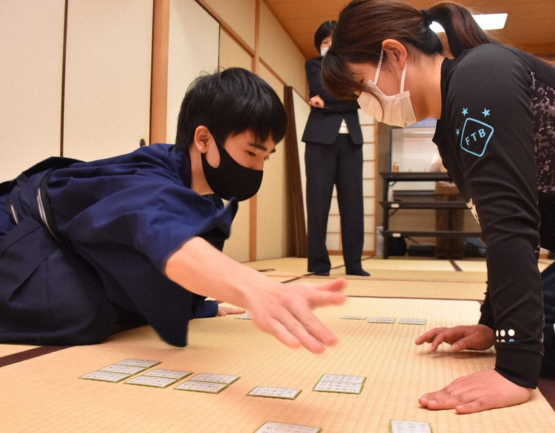 競技かるたの「永世クイーン」で、福岡県豊前市で小学校教諭を務める楠木早紀さん(右)と練習する自見壮二朗さん=福岡市東区のコミセンわじろで2020年12月27日午後4時20分、諸隈美紗稀撮影