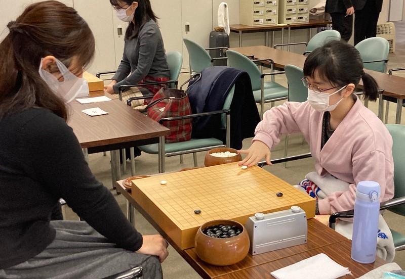 佃亜紀子五段(左)を破り、日本棋院東京本院移籍初戦を白星で飾った仲邑菫初段(右)=東京都千代田区の日本棋院で(日本棋院提供)