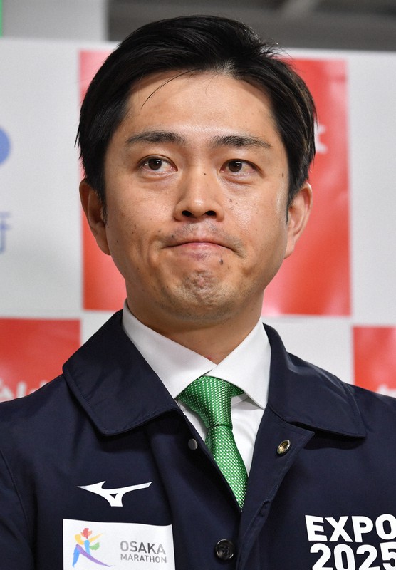 厳しい表情で、緊急事態宣言の再発令を政府に要請する考えを表明する大阪府の吉村洋文知事=大阪市中央区で2021年1月7日午後4時40分、木葉健二撮影