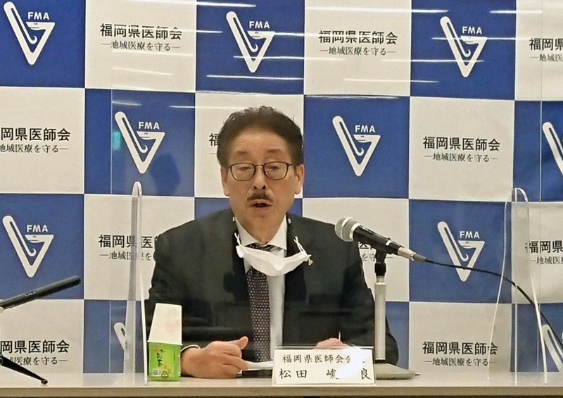 記者会見する松田峻一良・福岡県医師会長=福岡市博多区の県医師会館で2021年1月7日午後1時34分、青木絵美撮影