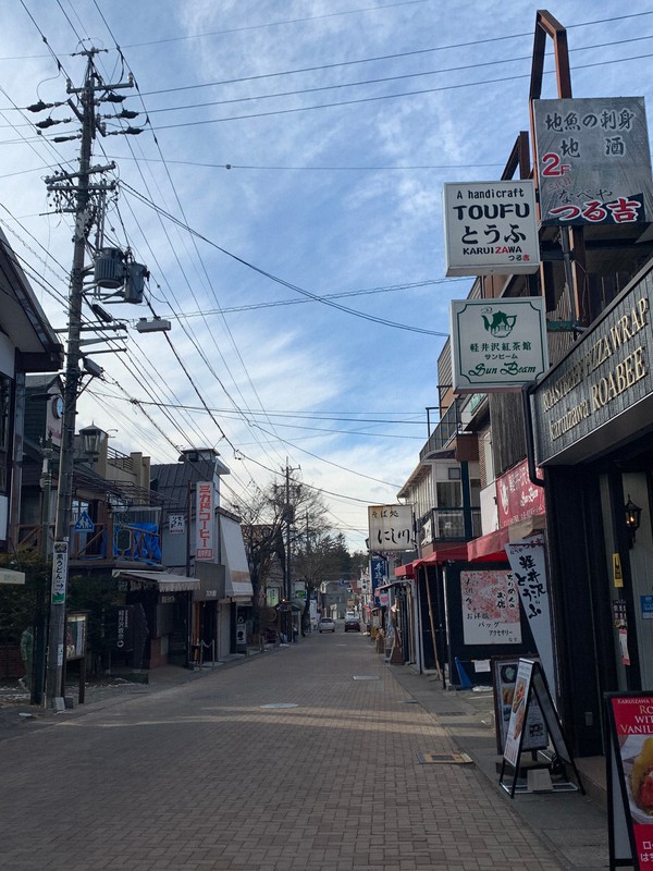 旧軽井沢銀座通りを歩く観光客の姿はまばらで、閑散としていた=長野県軽井沢町で2021年1月7日午前10時28分、坂根真理撮影