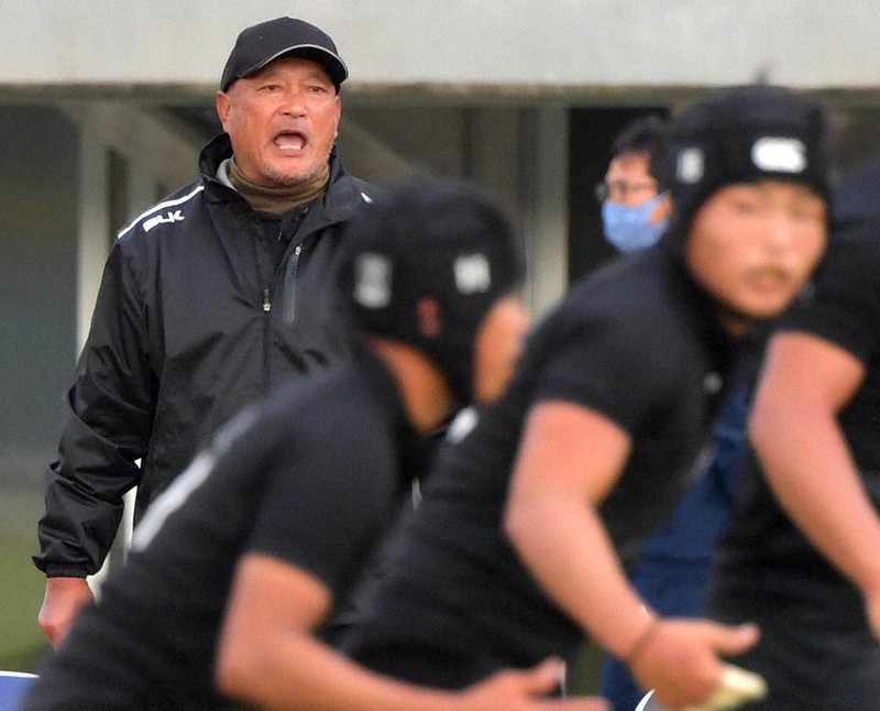 選手に指示する御所実の竹田寛行監督=奈良県橿原市の県立橿原公苑陸上競技場で2020年11月8日午後3時8分、平川義之撮影
